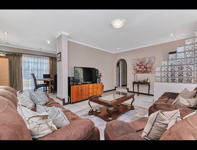 4 BEDROOM HOUSE FOR SALE IN STRUBENSVALLEI